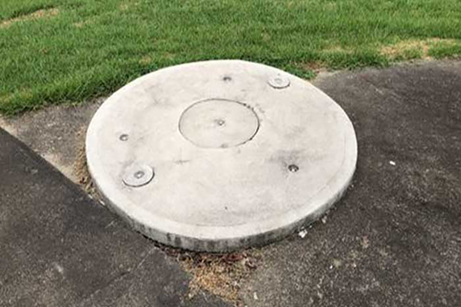 Septic tank with concrete lid
